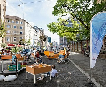 Während des Reallabors Karlstraße entstand vor dem Prinz-Max-Palais eine Spiel- und Leseinsel  für die Kinder- und Jugendbibliothek.