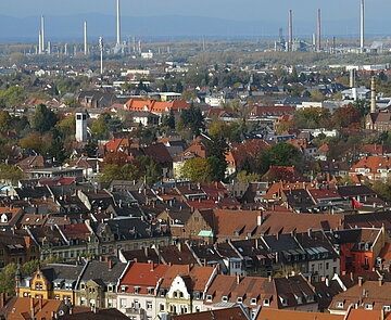 Das Schrägbild zeigt die Weststadt, Fabrikanlagen und im Hintergrund den Pfälzer Wald.     