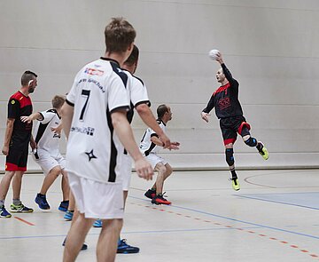 Die Durlach Turnados der TS Durlach um Torjäger Kai Polefka (rechts im schwarzen Trikot) waren im Unified- Handball das beste deutsche Team bei den Nationalen Spielen von Special Olympics.