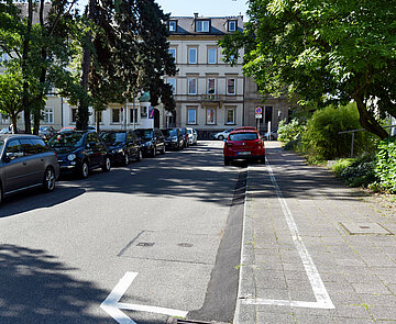 Das Bild zeigt eine Bewohnerparkzone in Karlsruhe.