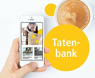 Hand mit Mobiltelefon, daneben ein gelber Kreis mit Text "Tatenbank" vor einem Kaffee