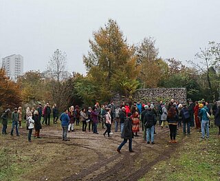 Urban-Gardening-Interessierte nehmen an einer Geländebegehung am Ostring bei der ersten Ideenwerkstatt teil.