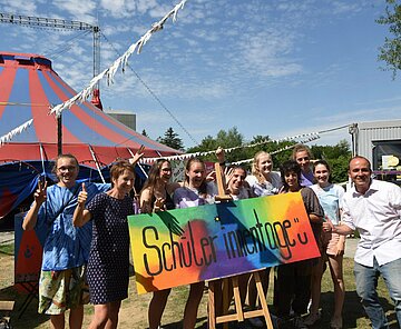 Bürgermeisterin Lisbach und stja-Geschäftsführer Daniel Melchien besuchen das Organisationsteam der 19. Schüler*innentage 2022 im Zirkus Maccaroni.