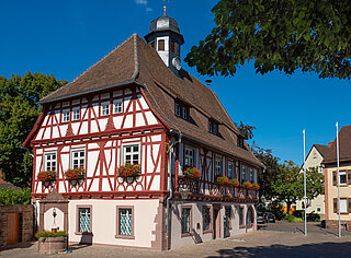 Das Bild zeigt das Rathaus in Grötzingen.