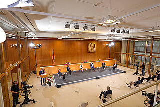 Podiumsdiskussion des 22. Karlsruher Verfassungsgesprächs im Jahr 2022 im Bundesverfassungsgericht.