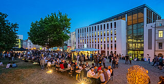 Der Universitätsplatz in Halle (Saale) am Abend