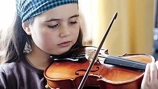 Abbildung eines Mädchens mit Streichinstrument.