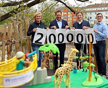 Die Volksbank pur unterstützt den Zoo Karlsruhe jährlich mit 100.000 Euro. Für die Aussichtsplattform der Afrikasavannen-Anlage wurden die Beträge der Jahre 2022 und 2023 zusammengenommen. 