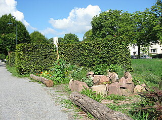 Kräuterspirale und Hochbeet im Hildagarten