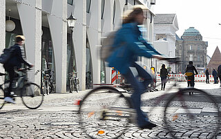 Das Bild zeigt eine Fahrradstraße in Karlsruhe.