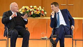 Prof. Dr. Georg Milbradt (Fakultät Wirtschaftswissenschaften, TU Dresden, Sächsischer Ministerpräsident a.D.) und Jörg Schönenborn (WDR-Programmdirektor)  beim 23. Karlsruher Verfassungsgespräch.
