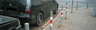 Das Bild zeigt ein falsch geparktes Auto. Tatbestand: Parken vor Bordsteinabsenkungen
