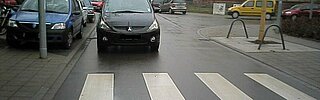 Das Bild zeigt ein falsch geparktes Auto. Tatbestand: Parken auf Fußgängerüberwegen oder weniger als fünf Meter vor Fußgängerüberwegen