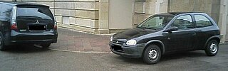 Das Bild zeigt ein falsch geparktes Auto. Tatbestand: Parken von weniger als 5 Meter vor und hinter Kreuzungen und Einmün­dun­gen 