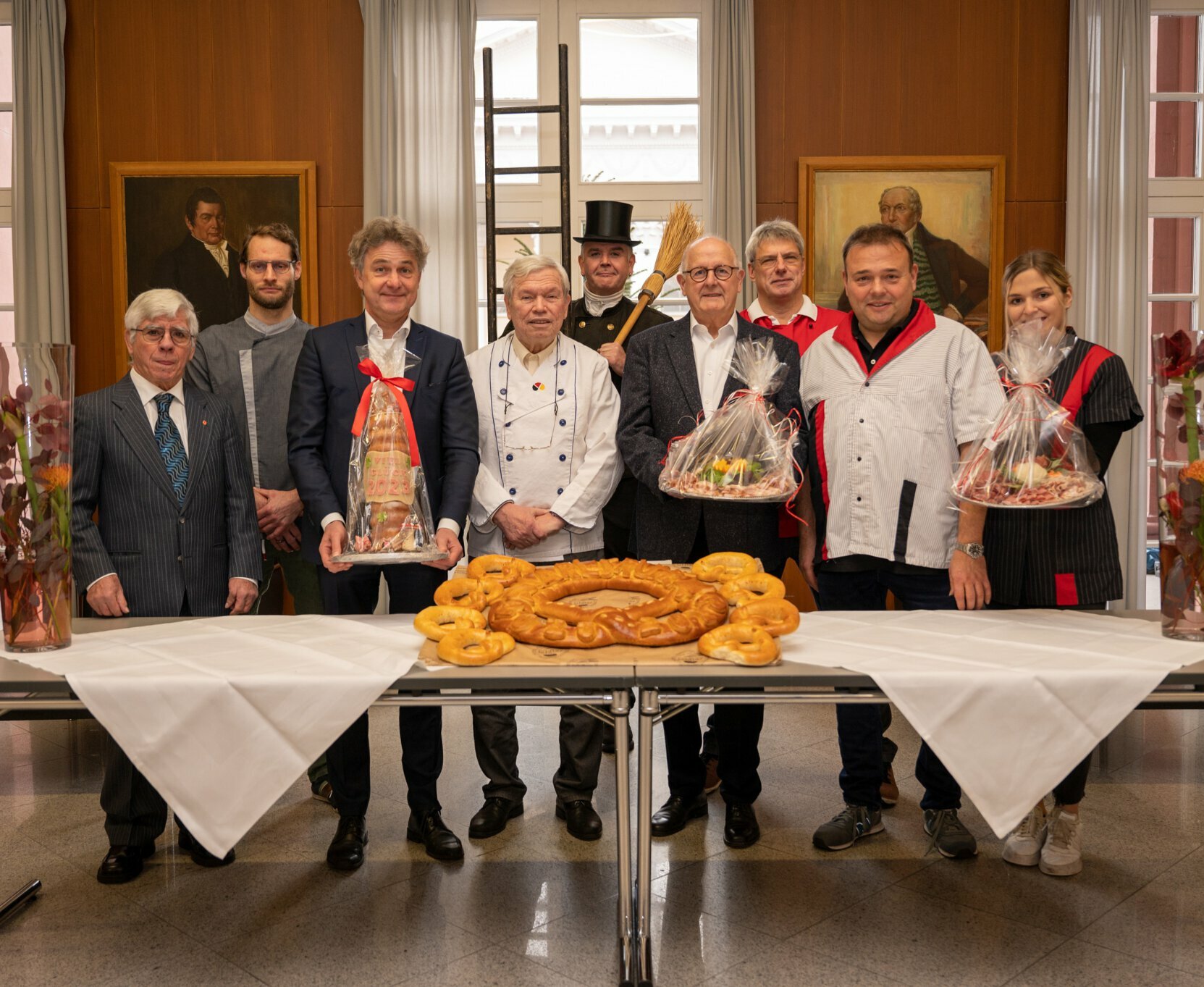 Neujahrsempfang: Vertreterinnen und Vertreter der Innungen von Bäckern, Konditoren und Fleischern brachten bei ihrem Besuch im Rathaus zahlreiche Leckereien mit.