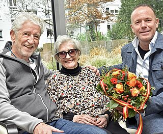 Zum 100. Geburtstag von Hedwig Laszig gratulierten Neffe Dr. Knut Hansen und Bürgermeister Daniel Fluhrer. (v.l.)