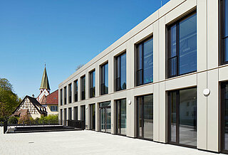 Das Foto zeigt eine Außenperspektive der Augustenburg Gemeinschaftsschule in Grötzingen