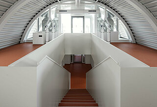 Dachraum mit Tonnendach, Treppe