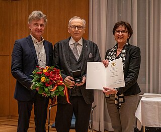 Auszeichnung: Staatssekretärin Leidig und OB Mentrup ehrten Altstadtrat Heinz Golombeck mit der Staufermedaille.
