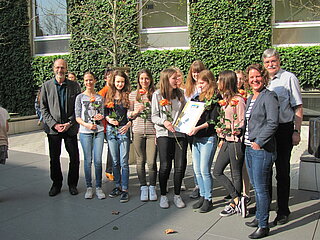 Klasse des St. Dominikus Mädchengynasiums mit Bürgermeister Klaus Stapf und Lehrerin Wittek