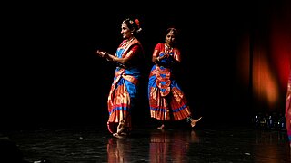 Die Gruppe Lasya Priya Fine Arts eröffnete den Abend mit einem Tanz aus dem indischen Bundesstaat Maharashtra.