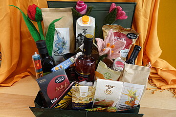 Bild zeigt eine Präsentekiste mit verschiedenen Produkten aus Fairem Handel