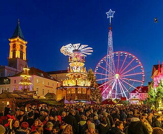 Postkartenmotiv Christkindlesmarkt: Nicht nur Bürgerinnen und Bürger der Fächerstadt, sondern auch Menschen aus der Pfalz, Schweiz und Frankreich zog es in die weihnachtliche Fächerstadt.