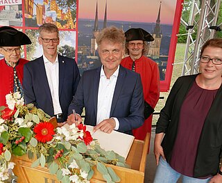 Oberbürgermeister Dr. Frank Mentrup trug sich beim Laternenfest 2022 in das Goldene Buch der Stadt Halle ein.