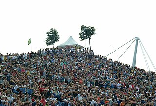 Viele Menschen stehen auf einem Hügel bei Das Fest Karlsruhe