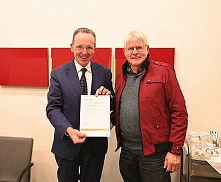 Auszeichnung: Bürgermeister Dr. Albert Käuflein (l.) und Preisträger Andreas Gold.