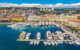 Ansicht des Hafens von Rijeka von schräg oben Richtung Stadt