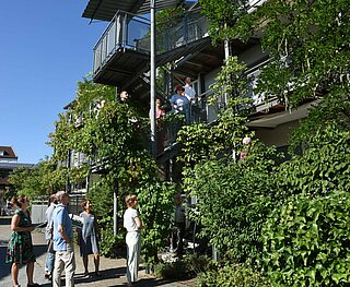 Die Gartenträume-Jury begutachtet die Fassadenbegrünung des Wettbewerbteilnehmers Geroldsäcker.