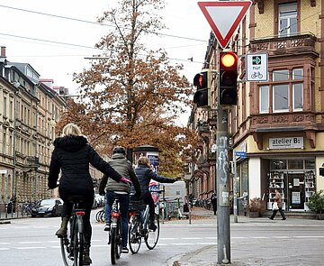 Abbiegen bei Rot dürfen Radfahrer jetzt offiziell an der Kreuzung Bahnhofs-/Karlstraße dank des neuen Grünpfeils.