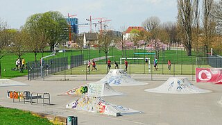 Die Skateanlage im Otto-Dullenkopf-Park mit dem Fußballplatz im Hintergrund