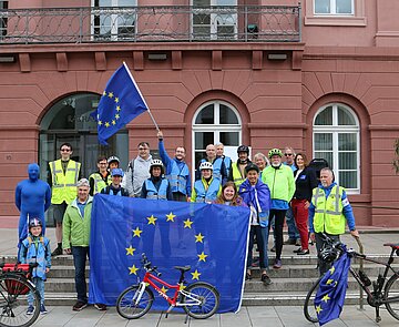 Die Teilnehmenden der Radsternfahrt nach Scheibenhardt vor dem Karlsruher Rathaus am Marktplatz.