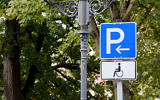 Das Foto zeigt ein Schild für Behindertenparkplätze