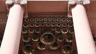 Glockenspiel des Karlsruher Rathauses.
