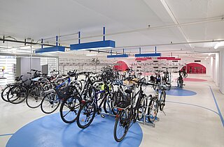 Ein Vorzeigeprojekt für den Radverkehr ist das Fahrrad-Parkhaus im Karlsruher Hauptbahnhof.