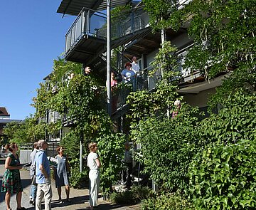 Die Gartenträume-Jury begutachtet die Fassadenbegrünung des Wettbewerbteilnehmers Geroldsäcker.