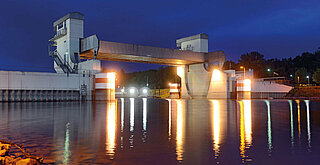 Das Foto zeigt das Sonderbauwerk Hochwassersperrtor Rheinhafen