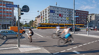 Das Foto zeigt eine Straßenkreuzung als Symbolbild für kommunales Infrastrukturband