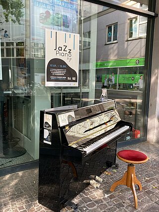 12 Klaviere stehen zum freien Musizieren in der Karlsruher Innenstadt bereit