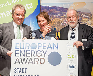 Verleihung des European Energy Awards am Montag, den 18. Februar 2019 in der Universitätsstadt Tübingen. Bürgermeisterin Bettina Lisbach nimmt den Preis aus den Händen von Landesumweltminister Franz Untersteller (l.) entgegen.