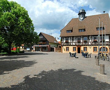 Das Rathaus Grötzingen mit dem Platz davor.