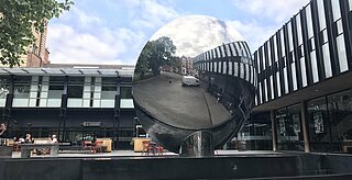 Die Skultpur "Sky Mirror" vor dem Playhouse in Nottingham