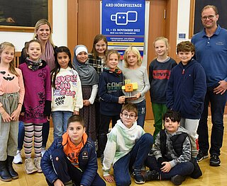 Hingehört: Die Kinderjury wählte im Beisein von Kulturamtsleiterin Dominik Szope das Gewinnerstück aus sieben Hörspielen.