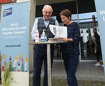Bilanz gezogen: Dr. Andreas Ruf, Leiter des Impfstützpunkts am Ettlinger Tor, it Bürgermeisterin Bettina Lisbach.