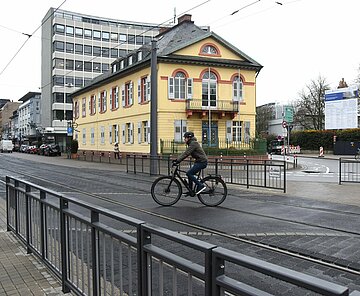 Alternative: Die neue Querungsmöglichkeit am Karlstor bietet dem Radverkehr eine sichere Route abseits der stark belasteten Bereiche Südliche Waldstraße und Ludwigsplatz.