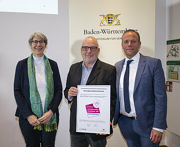 Bürgermeister Daniel Fluhrer (rechts) nimmt von Elke Zimmer, Staatssekretärin im Ministerium für Verkehr (links), die Auszeichnung "Fahrradfreundliche Kommune" entgegen.