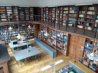 Der 2021 gemeinsam mit der Landeskirchlichen Bibliothek in Betrieb genommene Lesesaal im Evangelischen Oberkirchenrat